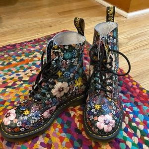 LIKE NEW Dr. Martens Pascal Wanderlust US7